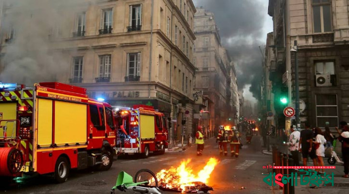 বিক্ষোভের আগুনে জ্বলছে ফ্রান্স